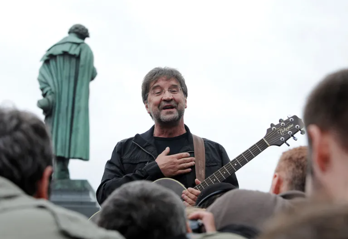 Yuri Shevchuk, leyenda del rock ruso, es acusado por la justicia de desacreditar al ejército ruso tras haber denunciado la ofensiva contra Ucrania y al presidente Vladimir Putin en un concierto.