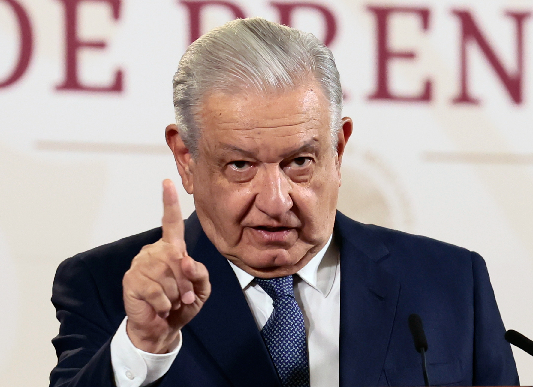 MEX9261. CIUDAD DE MÉXICO (MÉXICO), 23/02/2024.- El presidente de México, Andrés Manuel López Obrador, habla este viernes durante su conferencia de prensa matutina en el Palacio Nacional de la Ciudad de México (México). López Obrador defendió haber divulgado el número telefónico de la corresponsal de The New York Times en México, Natalie Kitroeff, por publicar un reportaje sobre una investigación de Estados Unidos sobre sus presuntos nexos con el narcotráfico. “No exageren, si la compañera está preocupada porque se dio a conocer su teléfono, que cambie su teléfono, otro número, pero además es la representante de The New York Times”, expresó. EFE/ José Méndez