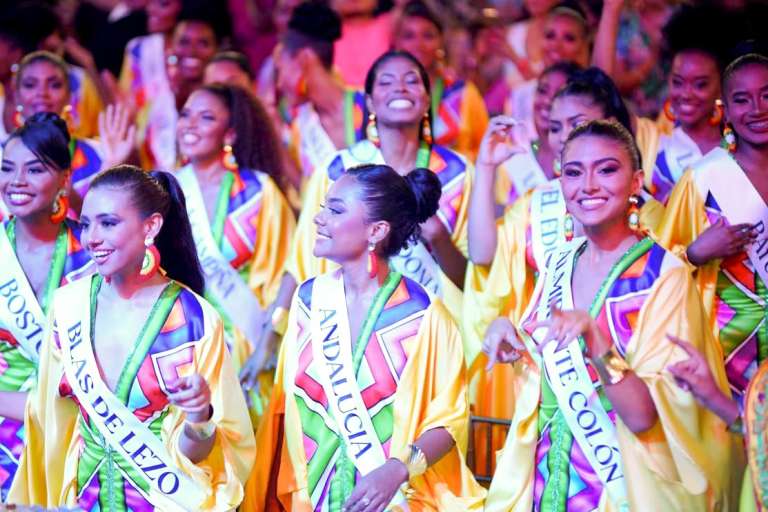 Las 31 candidatas al Reinado de Independencia recibieron las bandas de sus barrios y corregimientos.