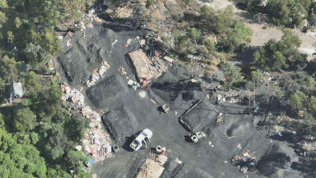 La actividad ilegal estaba provocando graves índices de contaminación de aire, flora y suelo. Tres personas fueron capturadas