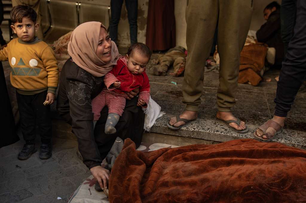 GAZA (---), 18/03/2025.- A woman mourns next to the body of a person who was killed in Israeli airstrikes, at the Al-Maadani Hospital in Gaza City, 18 March 2025. The Israeli forces on 18 March confirmed they were carrying out 'extensive strikes' on targets in the Gaza Strip, following an Israeli prime minister's statement which ended the ceasefire in place since 19 January. According to provisional figures released by the Palestinian Health Minister, more than 250 people were killed in a series of overnight strikes in the Gaza Strip, with more bodies still waiting to be recovered from under the rubble. EFE/EPA/HAITHAM IMAD