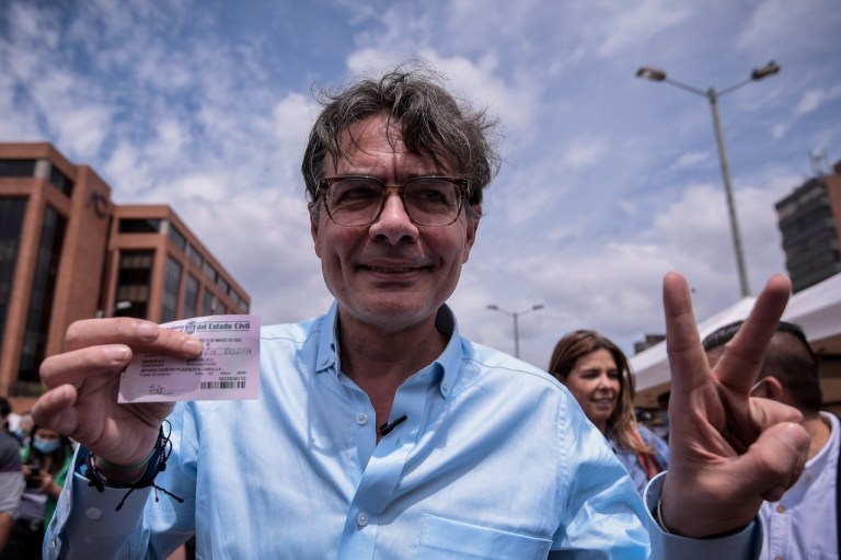 El precandidato Alejandro Gaviria, de la Coalición Centro Esperanza, votó junto a su familia en el norte de Bogotá.