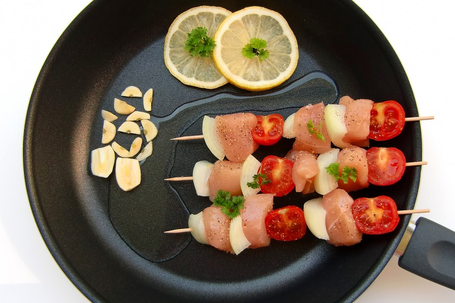 Brochetas de pescado.