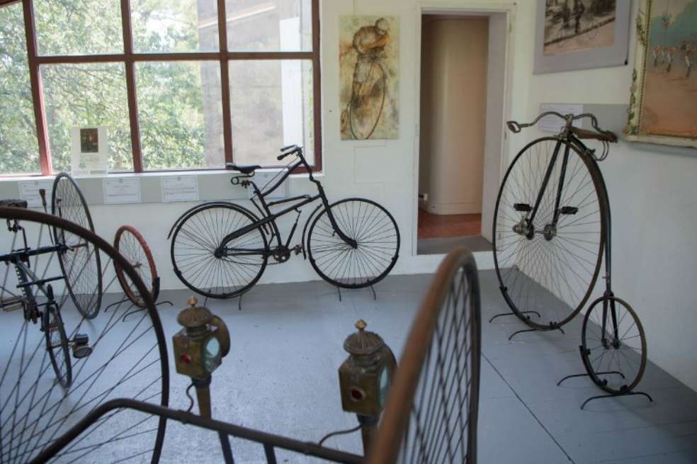 Viejas bicicletas en el museo de la bicicleta y la motocicleta en Domazan, sur de Francia. / AFP