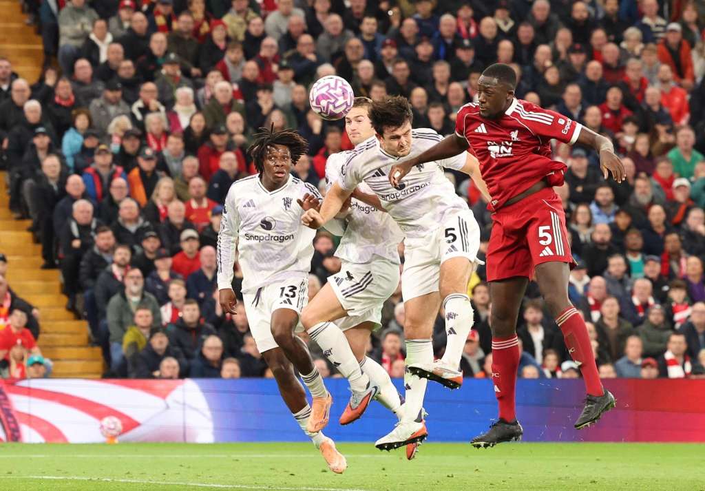 LIVERPOOL (United Kingdom), 19/10/2025.- Harry Maguire of Manchester United (2-R) scores the 1-2 goal during the English Premier League match between Liverpool FC and Manchester United, in Liverpool, Britain, 19 October 2025. (Reino Unido) EFE/EPA/ADAM VAUGHAN EDITORIAL USE ONLY. No use with unauthorized audio, video, data, fixture lists, club/league logos, 'live' services or NFTs. Online in-match use limited to 120 images, no video emulation. No use in betting, games or single club/league/player publications.