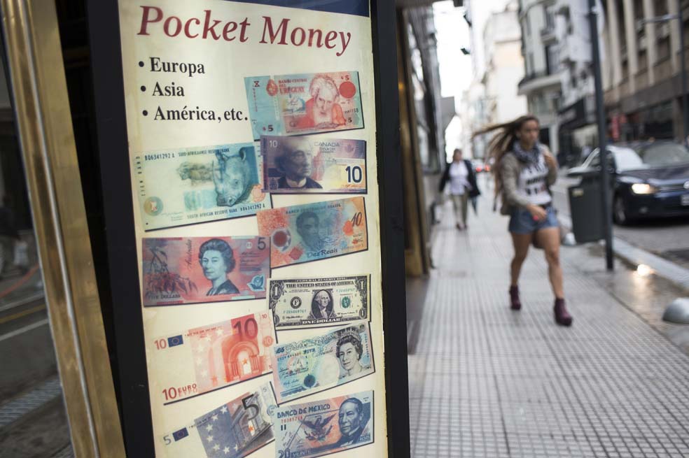 Una casa de cambio de divisas en Buenos Aires. Los argentinos viven días que recuerdan la crisis financiera de 2002. / AFP
