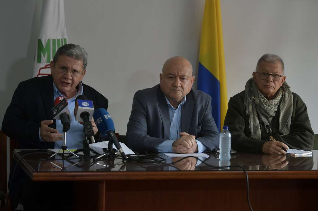 Pablo Catatumbo, Carlos Antonio Lozada y Rodrigo Granda, exintegrantes del secretariado de las FARC, durante una rueda de prensa en Bogotá.
