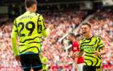 Arsenal venció al Manchester United y deja viva la disputa por el título