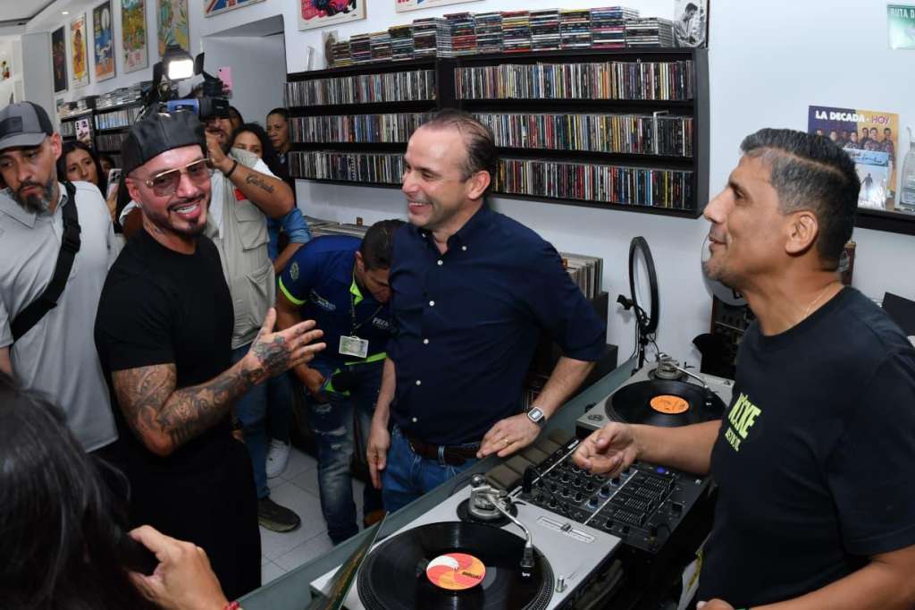 En compañía del alcalde Eder, J Balvin visitó espacios emblemáticos de la cultura salsera y presentaron proyectos de renovación urbana y cultural en la zona.