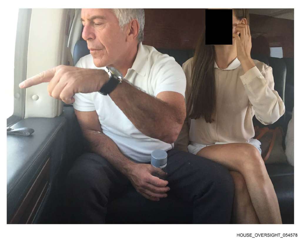 USA7328. WASHINGTON (ESTADOS UNIDOS), 18/12/2025.- Fotografía sin fecha específica de toma, publicada por los demócratas del Comité de Supervisión de la Cámara Baja (Oversight Dems), que muestra a Jeffrey Epstein (i) con una mujer no identificada en un avión. Los demócratas de la Cámara de Representantes de Estados Unidos compartieron este jueves cinco nuevas fotografías relacionadas con el caso del pederasta Epstein, donde aparecen Chomsky, el magnate Bill Gates y una captura de pantalla de una conversación sobre el aparente tráfico de mujeres víctimas del pederasta. EFE/ Oversight Dems /SOLO USO EDITORIAL/ NO VENTAS/ SOLO DISPONIBLE PARA ILUSTRAR LA NOTICIA QUE ACOMPAÑA (CRÉDITO OBLIGATORIO)