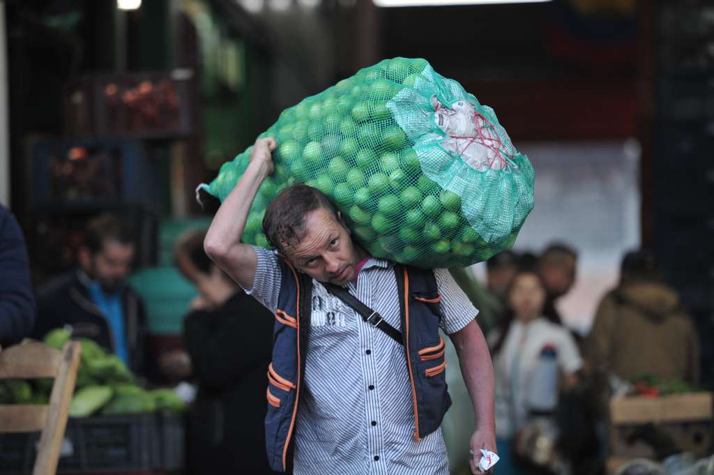 Central mayorista de mercado en Bogotá, donde venden verduras, frutas, legumbres, hortalizas entre otros.
