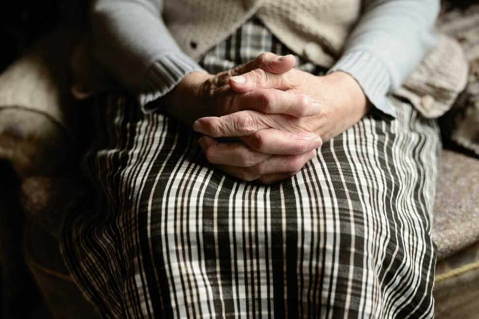 Mientras que los pacientes entre 60 y 70 años tienen un 0,4% de probabilidades de fallecer, los mayores de 80, un 3,6%. / Pixabay
