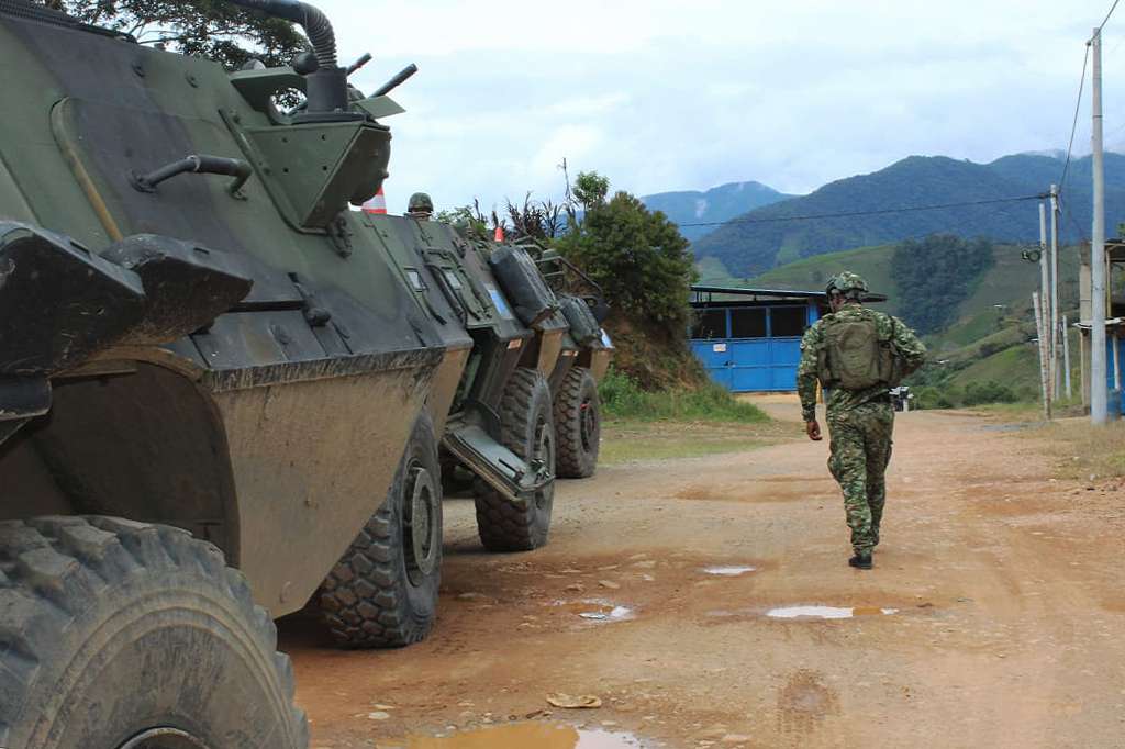PLA400 EL PLATEADO (COLOMBIA), 13/10/2024.- Fotografía cedida por el Ejército de Colombia que muestra a un soldado caminando junto a vehículos blindados este domingo, durante su ingreso a la zona rural de El Plateado en el marco de la 'Operación Perseo', en el suroeste de Colombia. El presidente colombiano, Gustavo Petro, envió este domingo a parte de su gabinete, incluidos ministros y directores de departamentos administrativos, a El Plateado, donde el Ejército lanzó una operación para retomar el control que tiene una disidencia de las FARC. EFE/ Ejército de Colombia /SOLO USO EDITORIAL SOLO DISPONIBLE PARA ILUSTRAR LA NOTICIA QUE ACOMPAÑA (CRÉDITO OBLIGATORIO) MÁXIMA CALIDAD DISPONIBLE