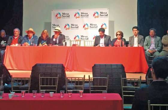 Los congresistas Ángela María Robledo, Víctor Correa, Iván Cepeda y Alberto Castilla discutieron la importancia de la paz regional. / Cortesía