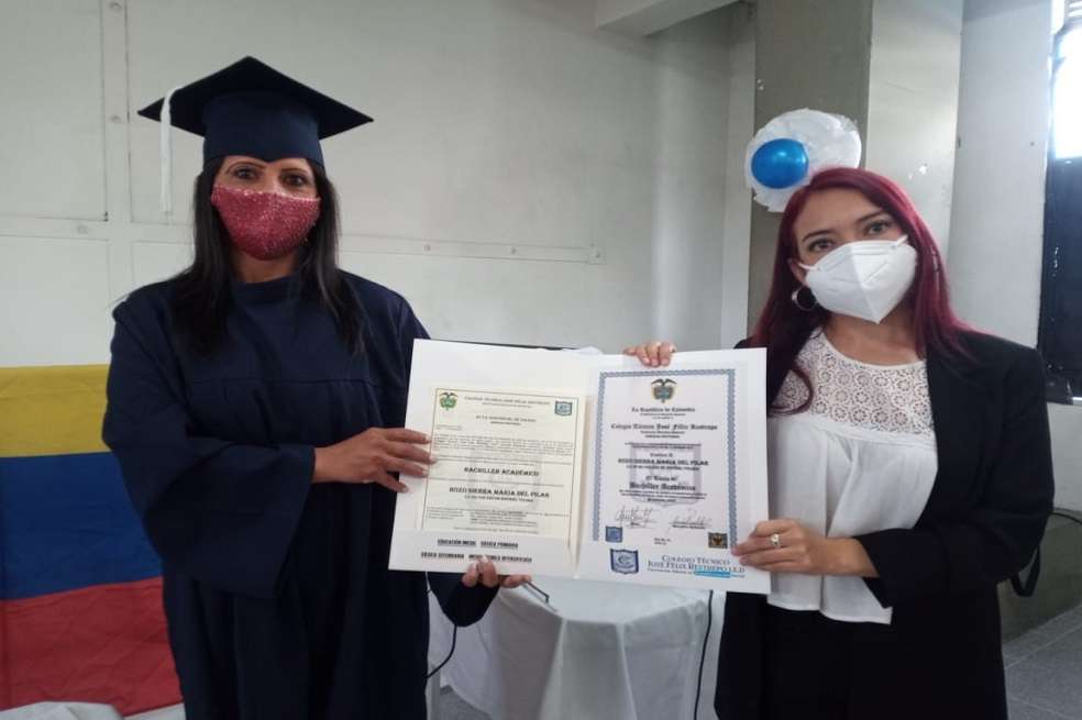 Todos los graduados recibieron su certificado físico.