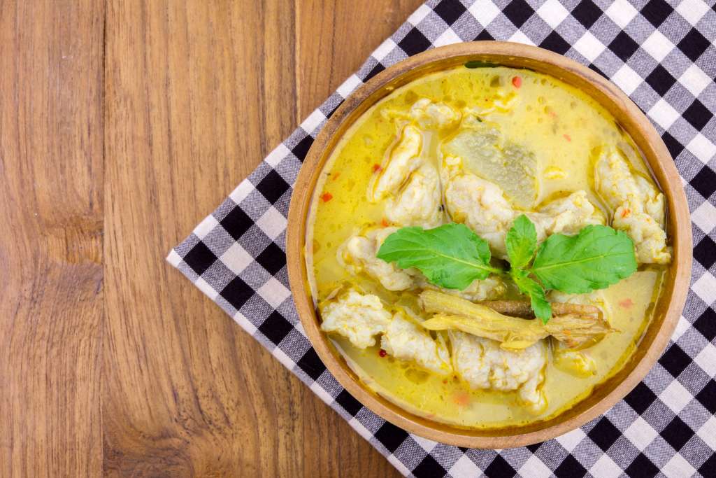 Pollo en leche de coco y curry