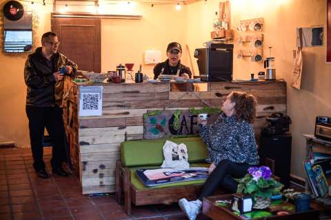 Clubes cannábicos y cafés ‘weed friendly’ desafían el prohibicionismo en Bogotá