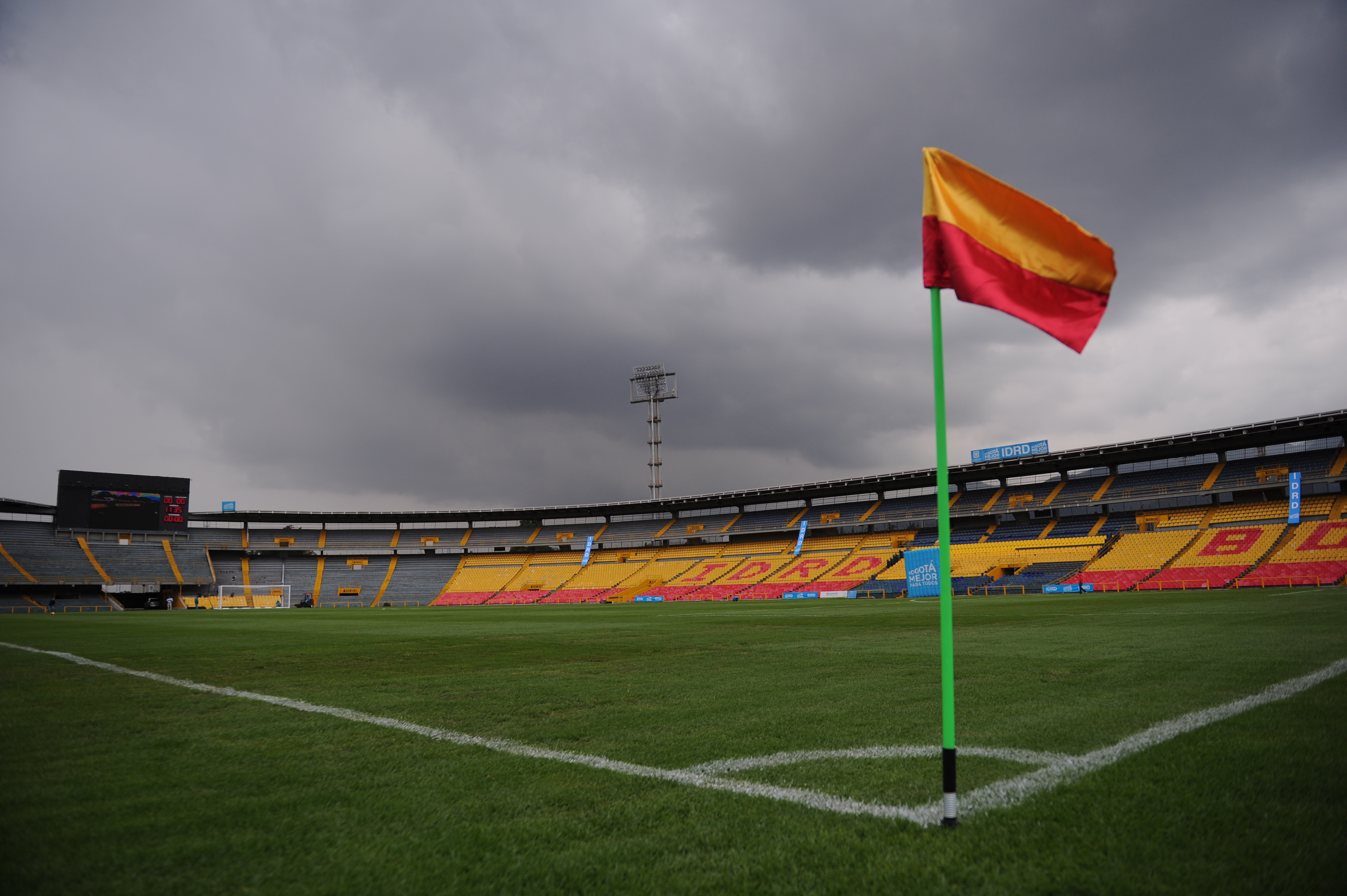 Obras de adecuación y mantenimiento del estadio, grama nueva y silletería.
