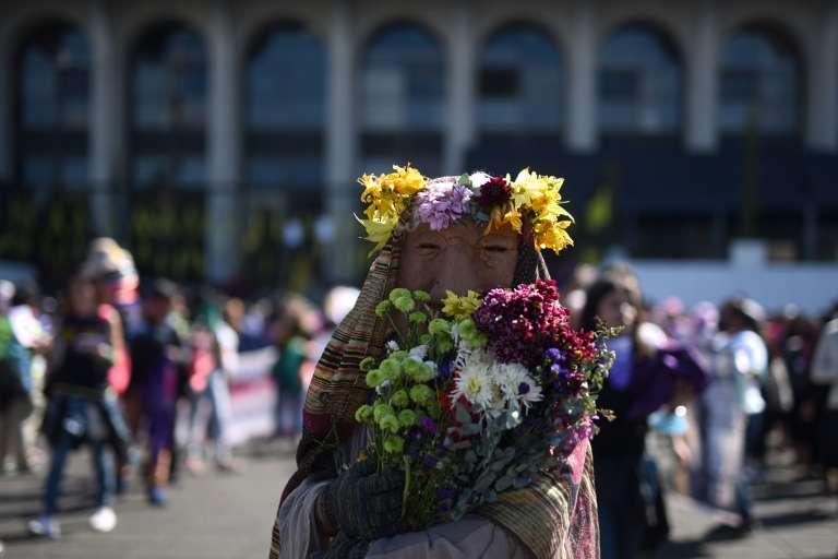 AME5991. CIUDAD DE GUATEMALA (GUATEMALA), 25/11/2022.- Organizaciones de mujeres indígenas y mujeres trans se manifestaron en conmemoración al Día Internacional de la Eliminación de la Violencia contra la Mujer, "25N", durante una marcha que inició en la Plaza de los Derechos Humanos y culminó en la Plaza Central, hoy en Ciudad de Guatemala (Guatemala). EFE/ Edwin Bercián