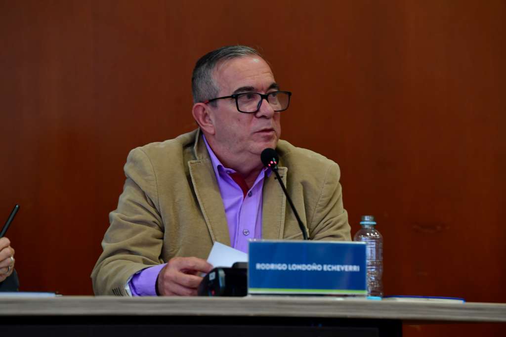 Conocido como alias Timoleón Jiménez o Timochenko durante la comunicación de los decretos de amnistía por parte de la Jurisdicción Especial de Paz (JEP)