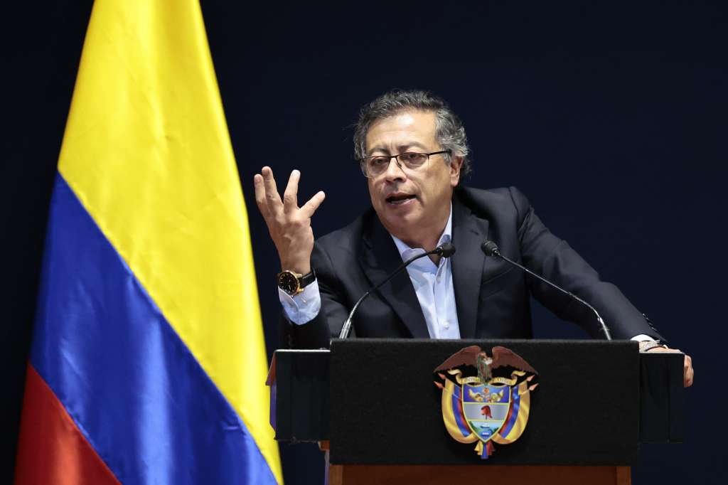 MEX586. BOGOTÁ (COLOMBIA), 10/10/2024.- Fotografía de archivo del 30 de septiembre de 2024 del presidente de Colombia, Gustavo Petro, durante una conferencia en el Antiguo Palacio de Medicina de la Universidad Nacional Autónoma de México (UNAM), en Ciudad de México (México). El cargo del presidente colombiano, Gustavo Petro, no está en riesgo por la investigación y formulación de cargos del Consejo Nacional Electoral (CNE) contra su campaña de 2022 por la supuesta violación de los topes de gastos, según expertos en temas constitucionales. EFE/ José Méndez NO VENTAS ZONA EPA