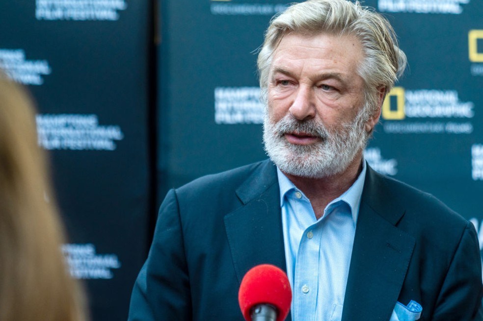 Durante la filmación de la película Rust, el reconocido actor disparó una pistola de utilería y accidentalmente mató a la directora de fotografía e hirió al director.