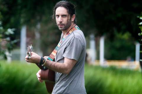 Alejo Ruiz debuta en la escena solista con el álbum “Dejando atrás”