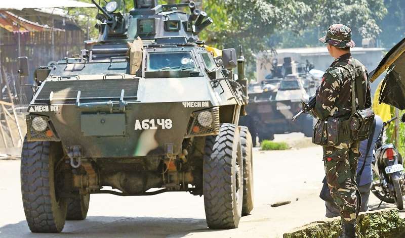 Militares filipinos avanzan por las calles de Marawi, asediada desde hace días por yihadistas. / AFP