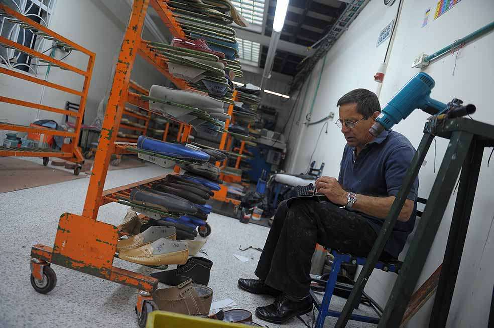 Uno de los dos trabajadores con los que cuenta la empresa de Óscar Espinoza, que en época de “vacas gordas” empleaba a más de 30 personas. / Andrés Torres