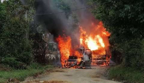 Hombres armados incineraron dos vehículos cisterna en el sur del Cauca