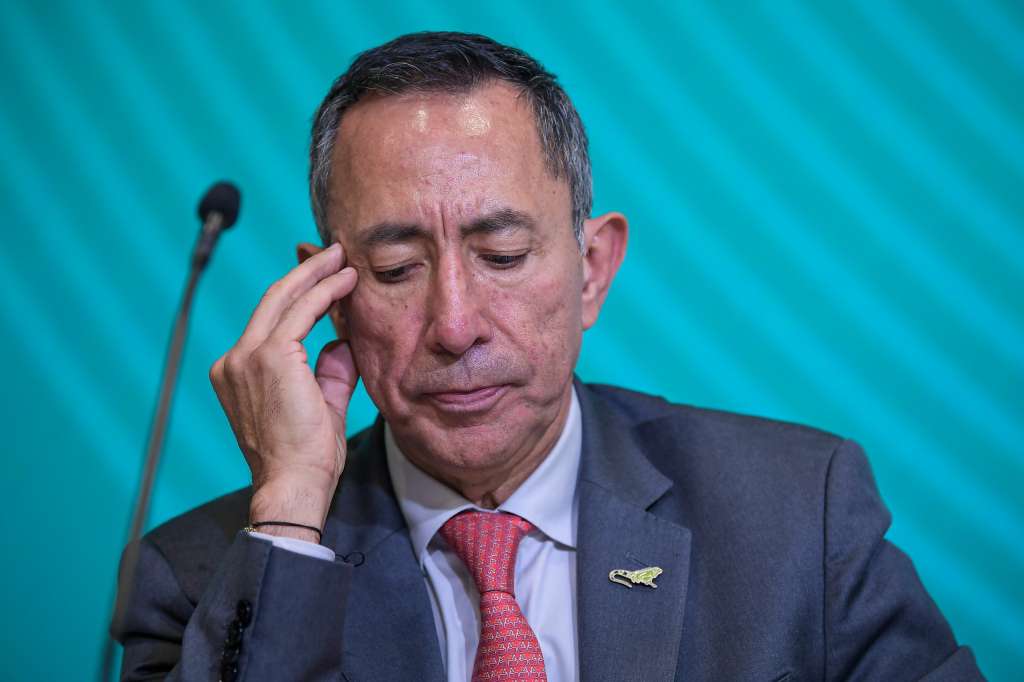 Ricardo Roa, presidente de Ecopetrol, habla antes los medios sobre investigaciones por corrupción.