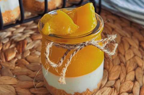 Prepara esta deliciosa carlota de durazno con ocho ingredientes
