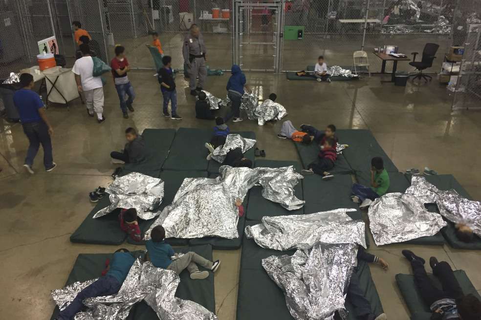 Los niños separados de sus padres inmigrantes indocumentados en la frontera con EE. UU. son llevados a estas celdas. / AFP