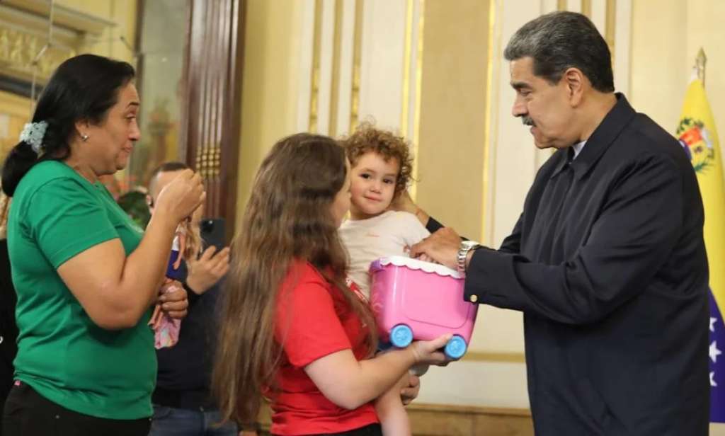 AME7656. CARACAS (VENEZUELA), 14/05/2025.- Fotografía tomada de la cuenta en X @ConElMazoDando del ministro de Interior de Venezuela, Diosdado Cabello (i), donde se ve al presidente de Venezuela, Nicolás Maduro (d), con la niña Maikelys Espinoza y sus familiares este miércoles, en Caracas (Venezuela). Un grupo de 226 migrantes venezolanos llegó a su país en un vuelo de deportación estadounidense procedente del estado de Texas. EFE/ @ConElMazoDando /SOLO USO EDITORIAL/ SOLO DISPONIBLE PARA ILUSTRAR LA NOTICIA QUE ACOMPAÑA (CRÉDITO OBLIGATORIO)