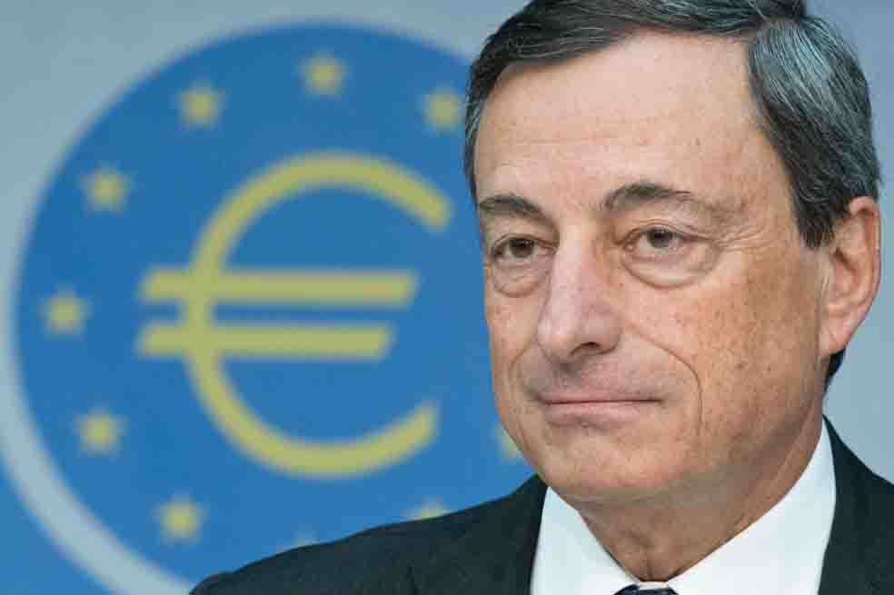 Mario Draghi, presidente del BCE, tras la rueda de prensa. / AFP