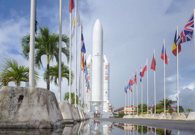 Una maqueta del cohete Ariane 5 de Arianespace se ve en la entrada del Centro Espacial Guayanés en Kourou, Guayana Francesa. / NASA/Bill Ingalls.