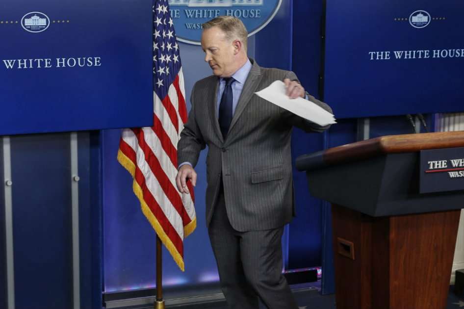 Sean Spicer, vocero de Donald Trump, no quiso responder preguntas de los periodistas. / ÁFP