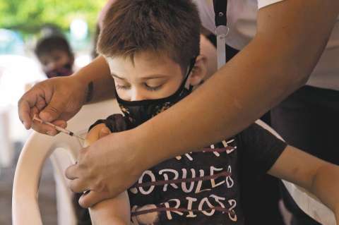 Autorizan cuarta dosis para personas de 12 a 49 años, pero solo bajo criterio médico