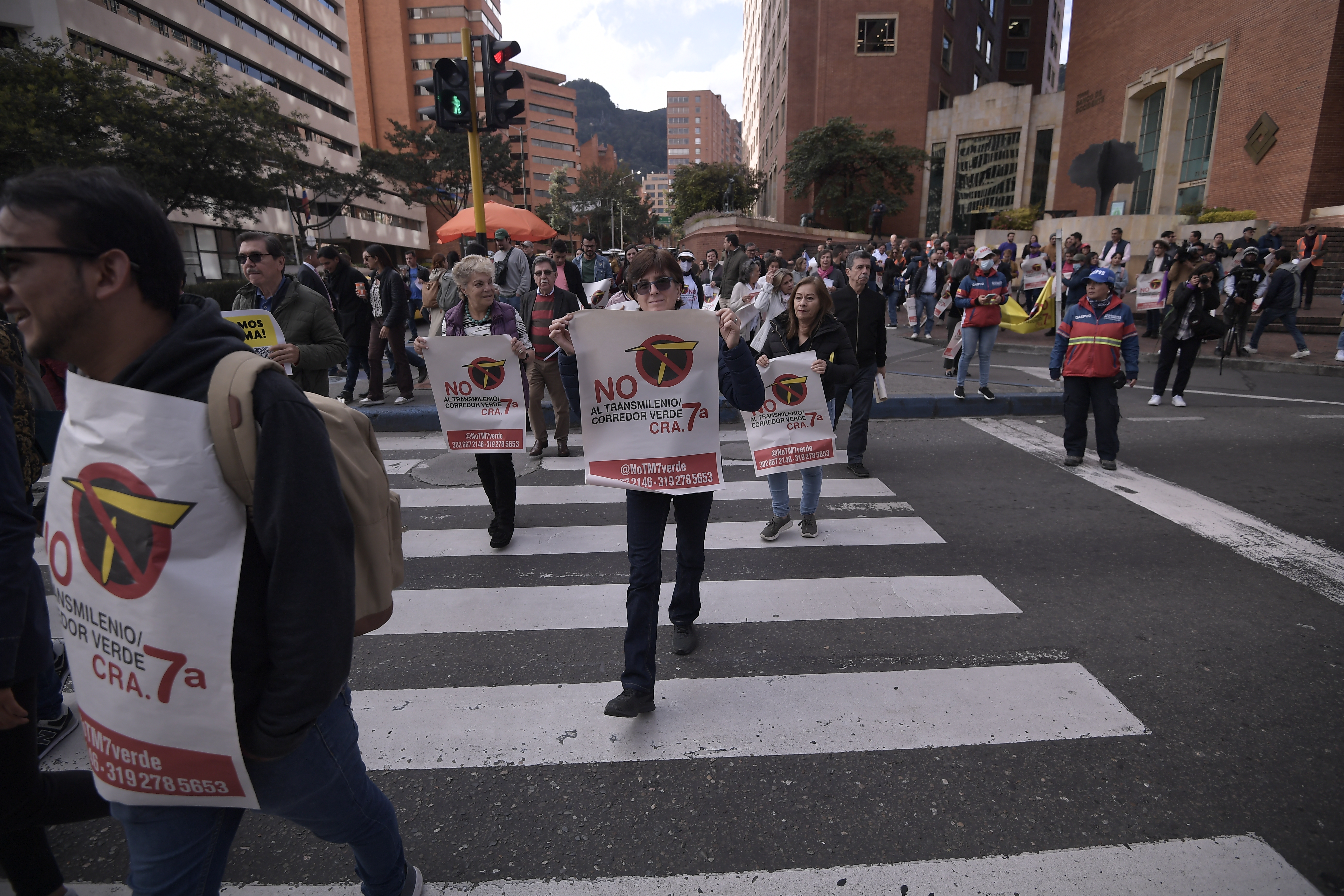La carrera séptima con calle 72 fue escenario del plantón que protagonizaron opositores al proyecto, quienes recogieron casi 20.000 firmas en contra de la obra. A pesar de esto, el Distrito dice que sigue adelante.