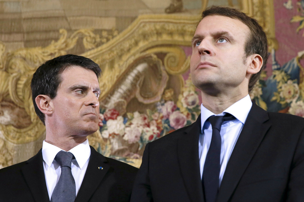 Los exministros Manuel Valls (izq.) y Emmanuel Macron. / AFP