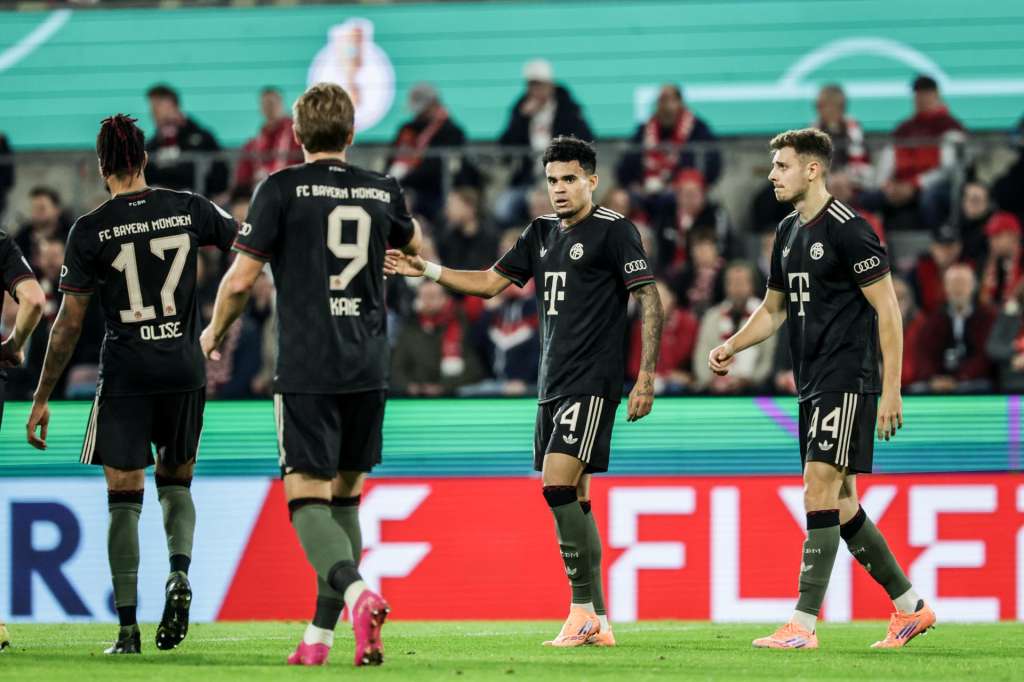 Cologne (Germany), 29/10/2025.- Bayern players celebrate a goal during the DFB Cup second round match between 1. FC Cologne and Bayern Munich, in Cologne, Germany, 29 October 2025. (Alemania, Colonia) EFE/EPA/CHRISTOPHER NEUNDORF The DFB regulations prohibit any use of photographs as image sequences and/or quasi-video.