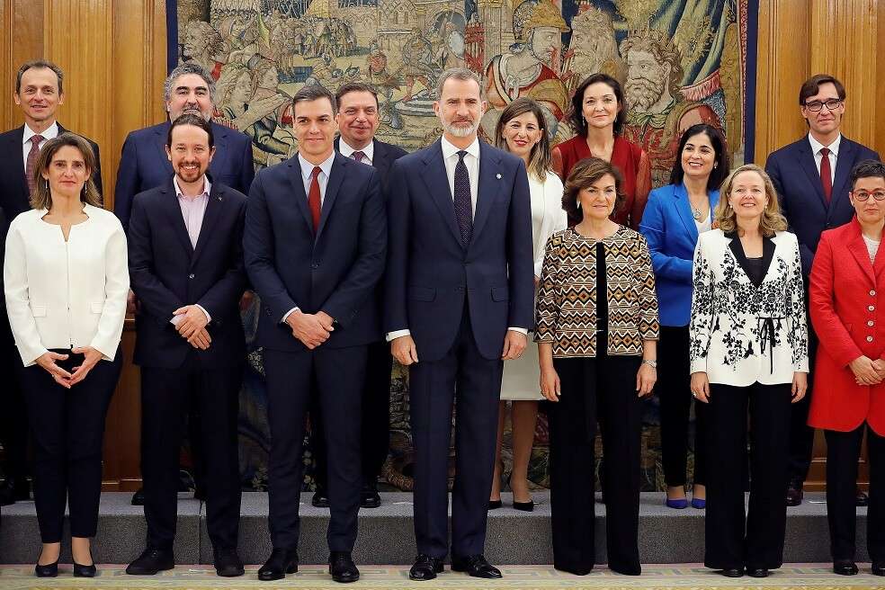 El rey Felipe VI, el presidente del Gobierno, Pedro Sánchez (3i), y los vicepresidentes del Gobierno, Carmen Calvo (3) y Pablo Iglesias (2i), Naia Calviño (2d) y Teresa Ribera (i), posan para la foto de familia durante la jura o promesa ante el rey del acto de toma de posesión celebrado este lunes en el Palacio de la Zarzuela. / EFE