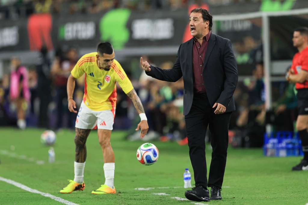 AMDEP6151. ARLINGTON (ESTADOS UNIDOS), 11/10/2025.- El entrenador de Colombia, Néstor Lorenzo (d), dirige este sábado, durante un partido de preparación para la Copa Mundial 2026 entre México y Colombia en el estadio AT&T en Arlington (EE.UU.). EFE/ Carlos Ramírez