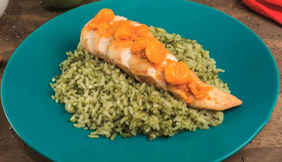 Pollo en salsa de uchuvas con ensalada y arroz verde