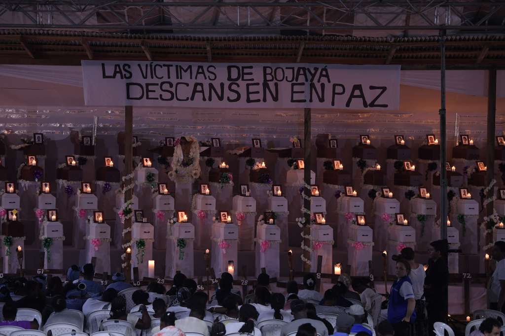 Ceremonia realizada por los familiares para despedir los 99 cofres en los que reposan los cuerpos de las víctimas de la masacre ocurrida el 2 de mayo de 2002, en Bojayá (Chocó).