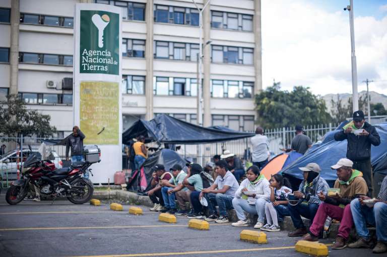 Un grupo de aproximadamente 100 personas ingresó hasta las instalaciones de la entidad e instalaron varias carpas para presionar la respuesta del gobierno.