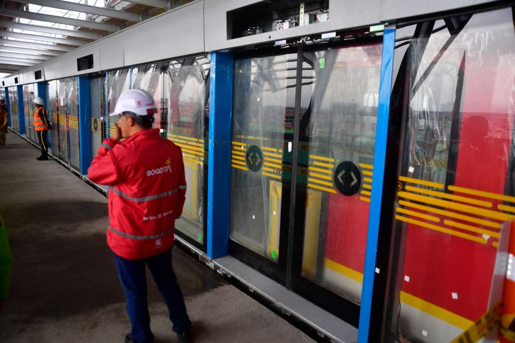 Primeros recorridos autónomos y energizados de los trenes de la Línea 1 del Metro de Bogotá sobre el viaducto entre la estación uno (Gibraltar) y a estación dos al sur de la ciudad. El recorrido contó con pasajeros invitados y asistentes que observaban el movimiento de los vagones sobre los rieles.