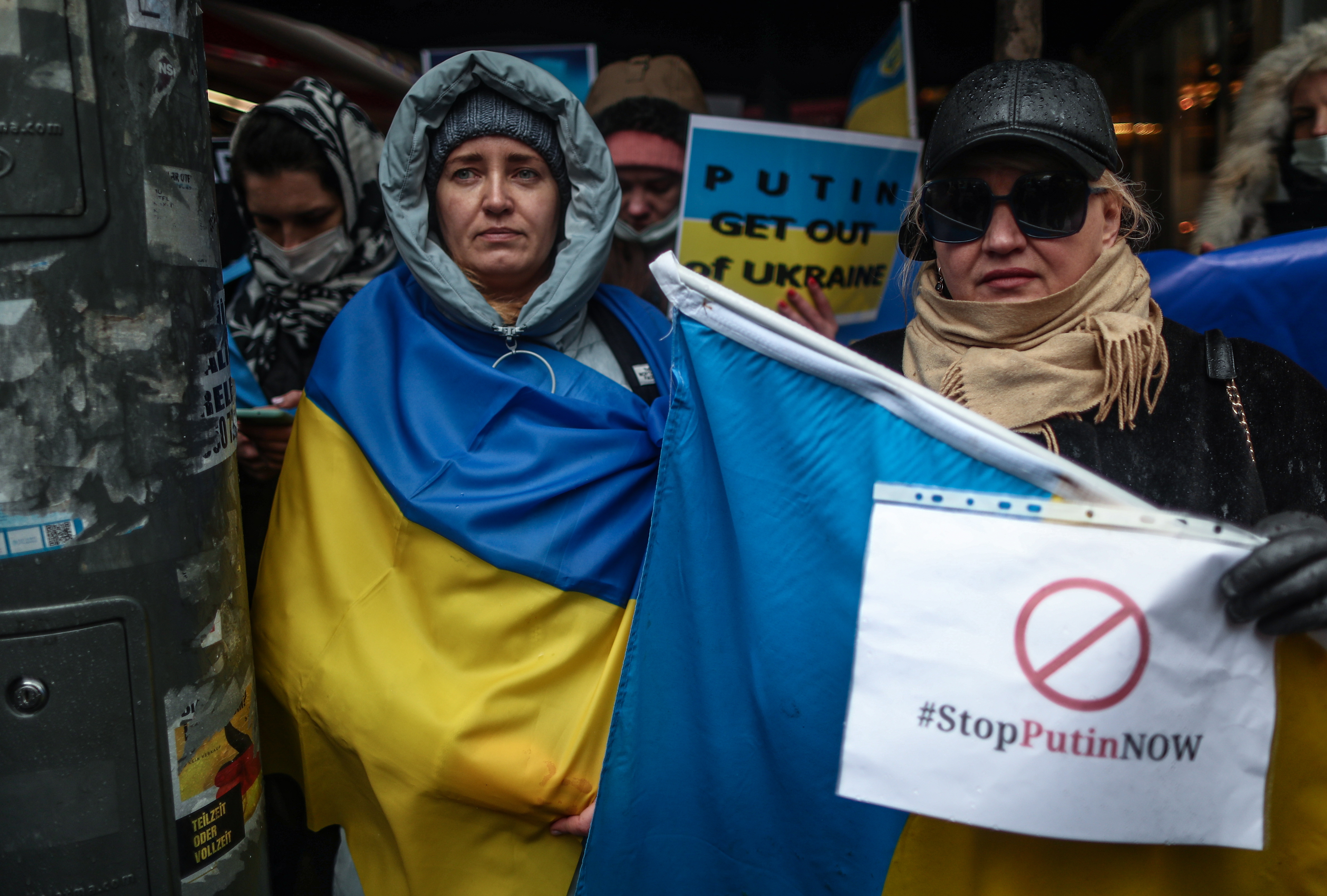 Istanbul (Turkey), 24/02/2022.- Ukrainian citizens living in Turkey protest against Russia's military operation in Ukraine, in Istanbul, Turkey, 24 February 2022. Russian troops entered Ukraine on 24 February prompting the country's president to declare martial law. The Turkish president on 23 February told his Russian counterpart that Turkey did not recognise Russia's move on Ukraine's sovereignty. (Protestas, Rusia, Turquía, Ucrania, Estanbul) EFE/EPA/ERDEM SAHIN