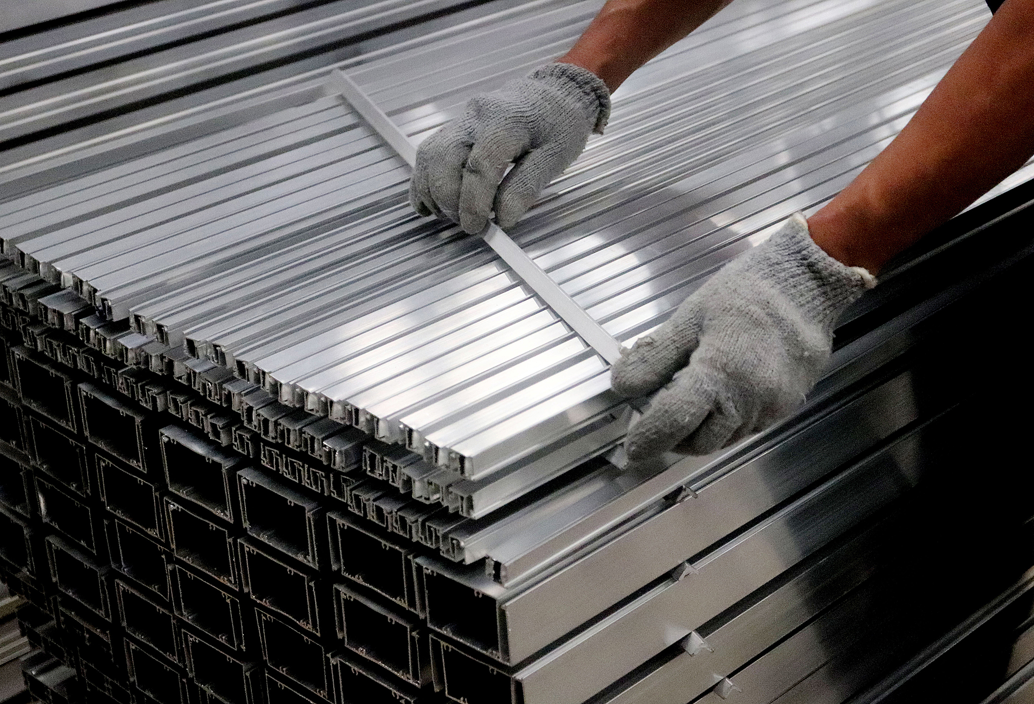 MEX1479. CIUDAD DE MÉXICO (MÉXICO), 09/10/2024.- Fotografía del 2 de junio de 2023 de una persona trabajando en una fábrica de aluminio en la Ciudad de México (México). México puede ser uno de los “destinos favoritos” de las industrias internacionales si “reconecta” con las nuevas oportunidades de transformación en el sector electrónico o los negocios digitales, pero sobre todo en el sector básico, como el químico y el siderúrgico, que necesita de tecnologías neutras en carbono, afirmó el miembro ejecutivo de la Federación de la Industria Alemana (BID, en sus siglas en inglés), Wolfgang Niedermark. EFE/ José Pazos