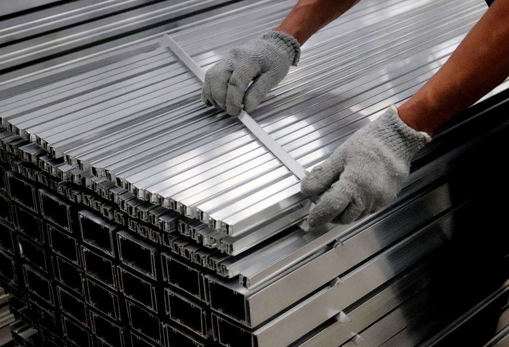 MEX1479. CIUDAD DE MÉXICO (MÉXICO), 09/10/2024.- Fotografía del 2 de junio de 2023 de una persona trabajando en una fábrica de aluminio en la Ciudad de México (México). México puede ser uno de los “destinos favoritos” de las industrias internacionales si “reconecta” con las nuevas oportunidades de transformación en el sector electrónico o los negocios digitales, pero sobre todo en el sector básico, como el químico y el siderúrgico, que necesita de tecnologías neutras en carbono, afirmó el miembro ejecutivo de la Federación de la Industria Alemana (BID, en sus siglas en inglés), Wolfgang Niedermark. EFE/ José Pazos